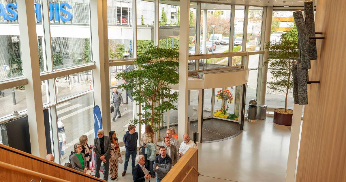 Opening centrale hal in Gasthuis kijkend naar kunstwerk augustinessen